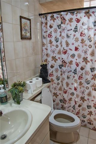 20040 E Oakmont Dr, Hialeah, FL 33015