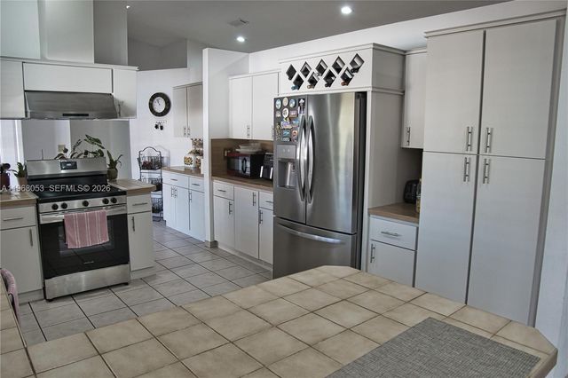 20040 E Oakmont Dr, Hialeah, FL 33015