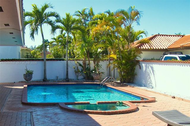 20040 E Oakmont Dr, Hialeah, FL 33015