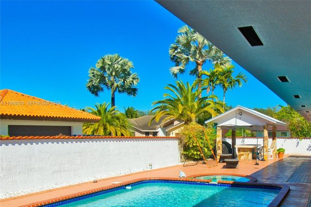 20040 E Oakmont Dr, Hialeah, FL 33015