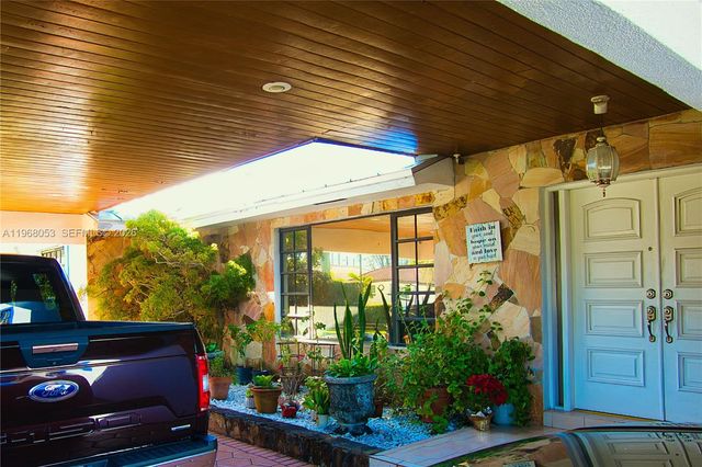 20040 E Oakmont Dr, Hialeah, FL 33015