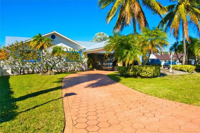 20040 E Oakmont Dr, Hialeah, FL 33015