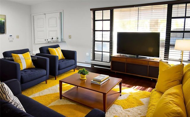 20040 E Oakmont Dr, Hialeah, FL 33015