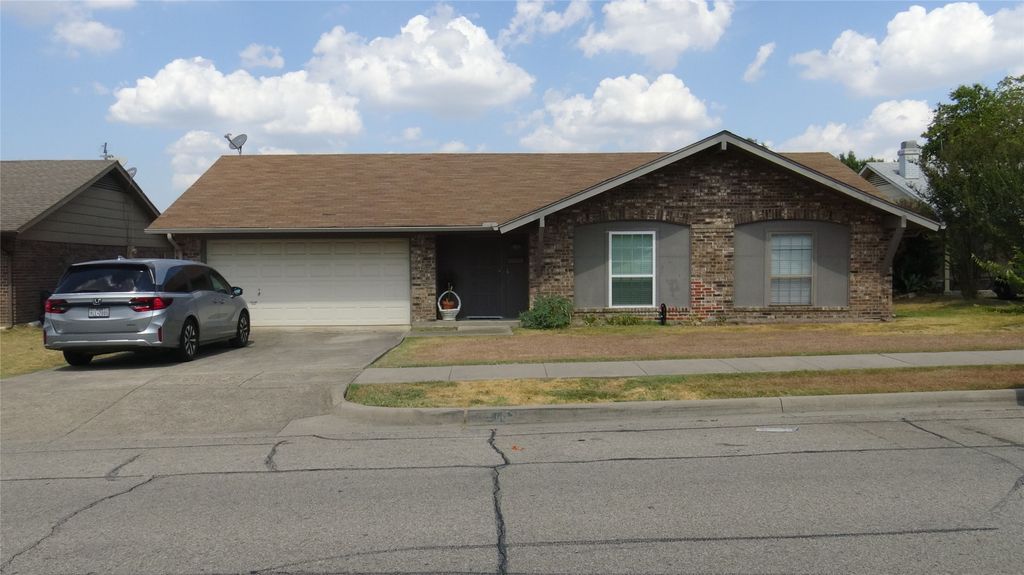 2107 Bordeaux Drive, Carrollton, TX 75007 — exterior