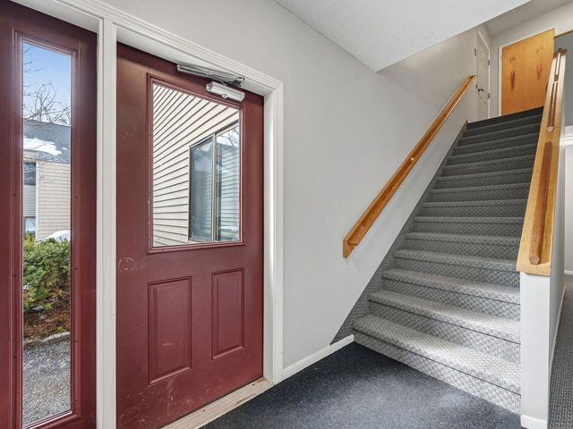 16 Bayberry Lane, South Burlington, VT 05403