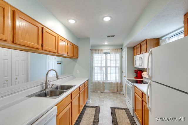 7030 S Cannon Place Lane NE 27, Rockford, MI 49341