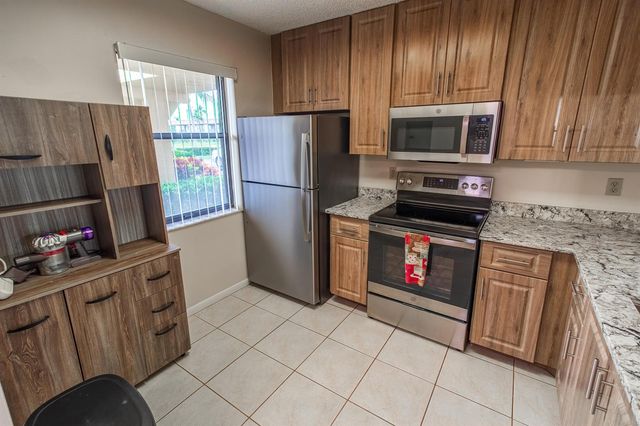 4688 Lucerne Lakes Blvd Boulevard E 104, Lake Worth, FL 33467