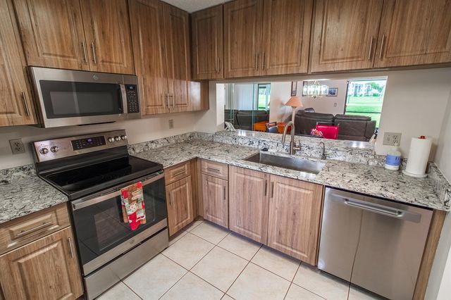 4688 Lucerne Lakes Blvd Boulevard E 104, Lake Worth, FL 33467