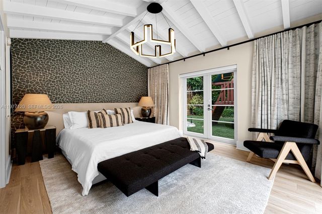 2887 Pine Tree Dr, Miami Beach, FL 33140