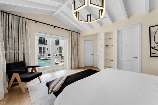 2887 Pine Tree Dr, Miami Beach, FL 33140