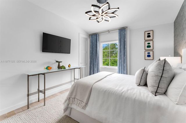 2887 Pine Tree Dr, Miami Beach, FL 33140