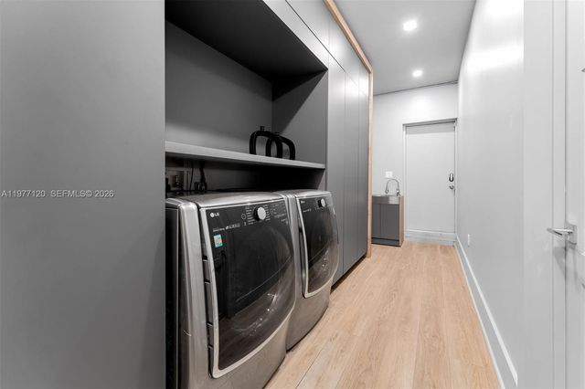 2887 Pine Tree Dr, Miami Beach, FL 33140