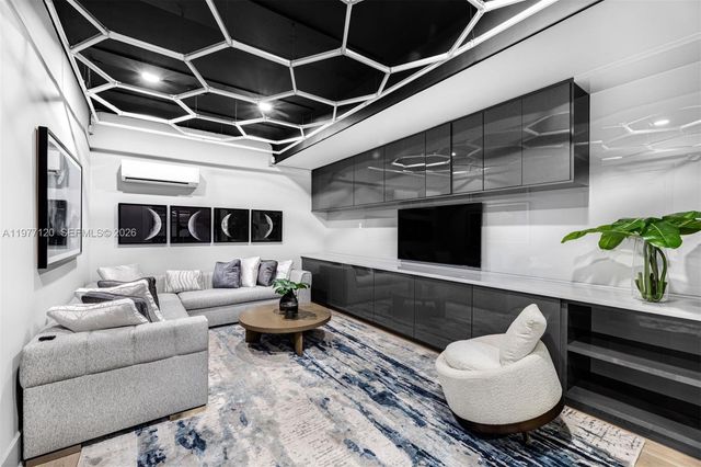 2887 Pine Tree Dr, Miami Beach, FL 33140