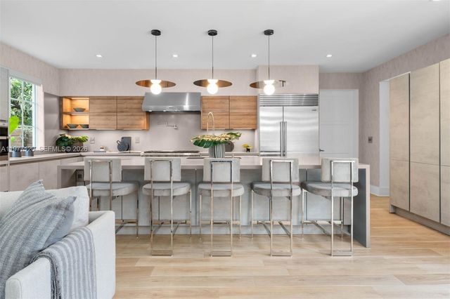 2887 Pine Tree Dr, Miami Beach, FL 33140