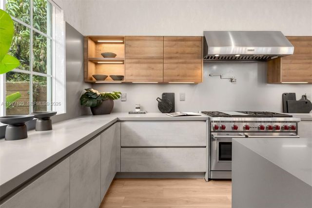 2887 Pine Tree Dr, Miami Beach, FL 33140