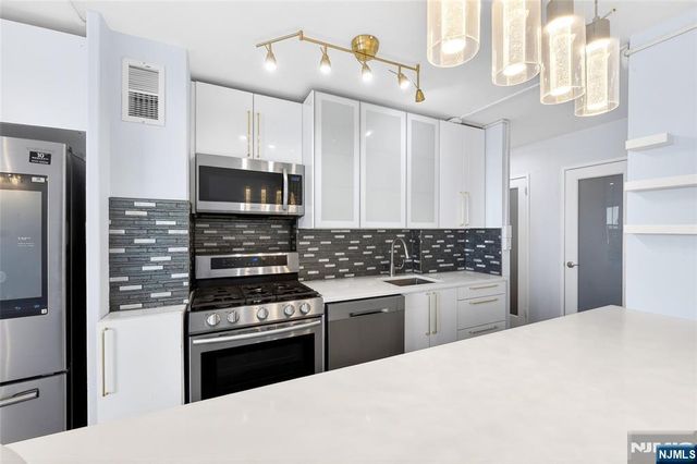 10 Huron Avenue 8J, Jersey City, NJ 07306