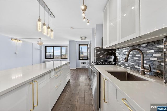 10 Huron Avenue 8J, Jersey City, NJ 07306