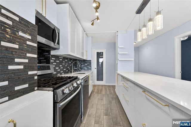 10 Huron Avenue 8J, Jersey City, NJ 07306