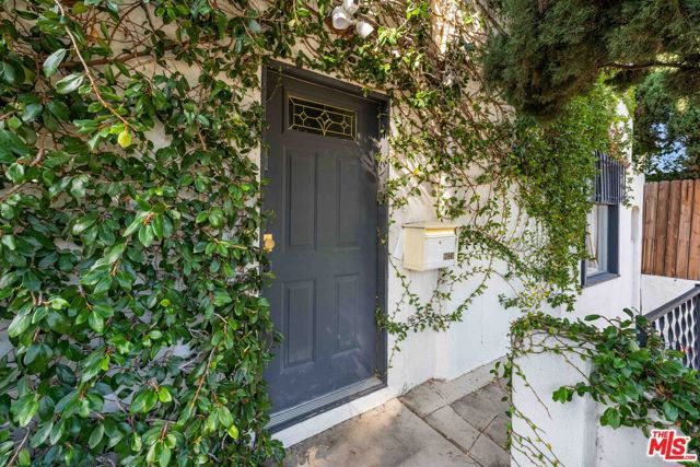 9039 Phyllis Avenue, West Hollywood, CA 90069