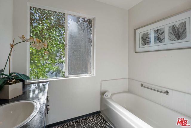 9039 Phyllis Avenue, West Hollywood, CA 90069