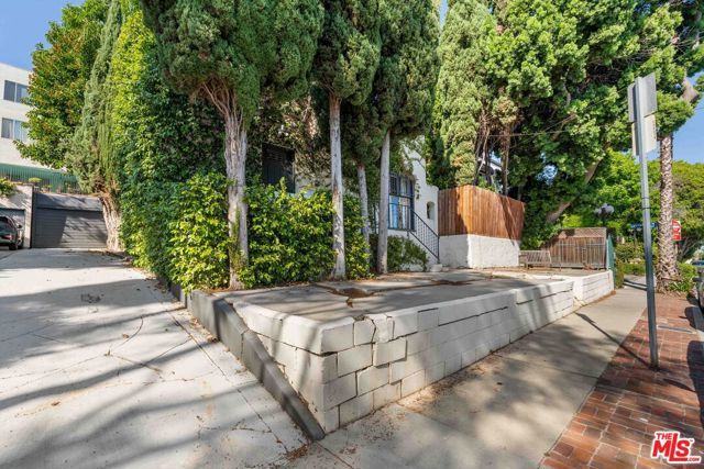 9039 Phyllis Avenue, West Hollywood, CA 90069