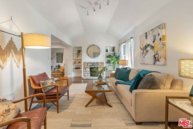 9039 Phyllis Avenue, West Hollywood, CA 90069