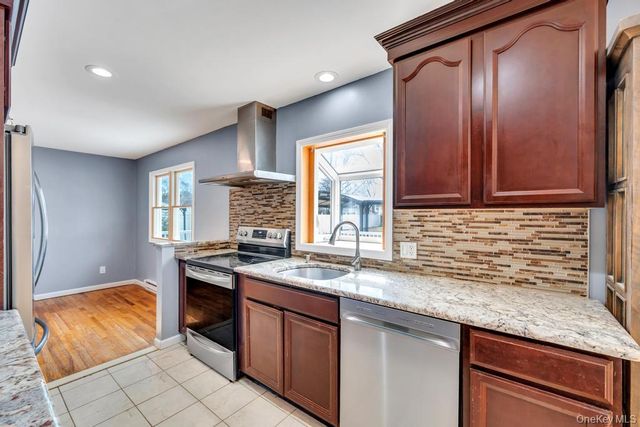 10 Winnetica Lane, East Islip, NY 11730