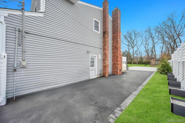 10 Winnetica Lane, East Islip, NY 11730