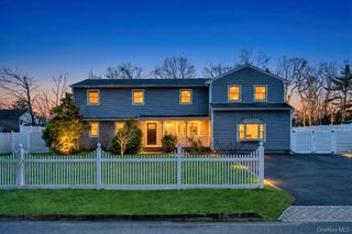 10 Winnetica Lane, East Islip, NY 11730
