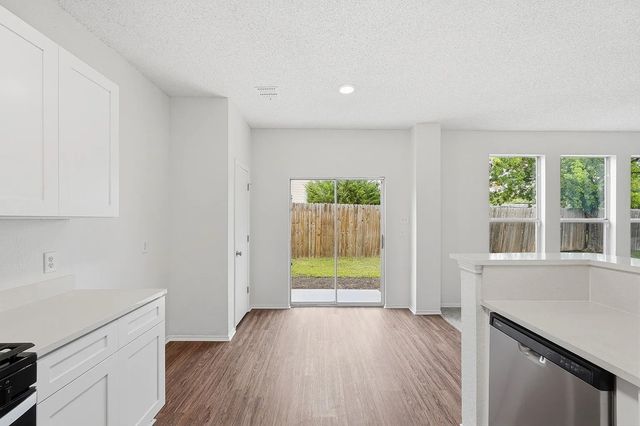 725 Parkford Lane, Arlington, TX 76001