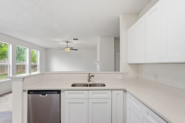 725 Parkford Lane, Arlington, TX 76001