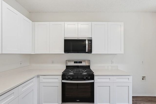 725 Parkford Lane, Arlington, TX 76001