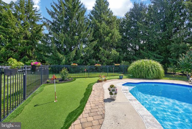 1340 BARTON DR, Fort Washington, PA 19034