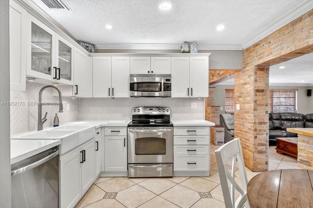 1300 W 77th St, Hialeah, FL 33014