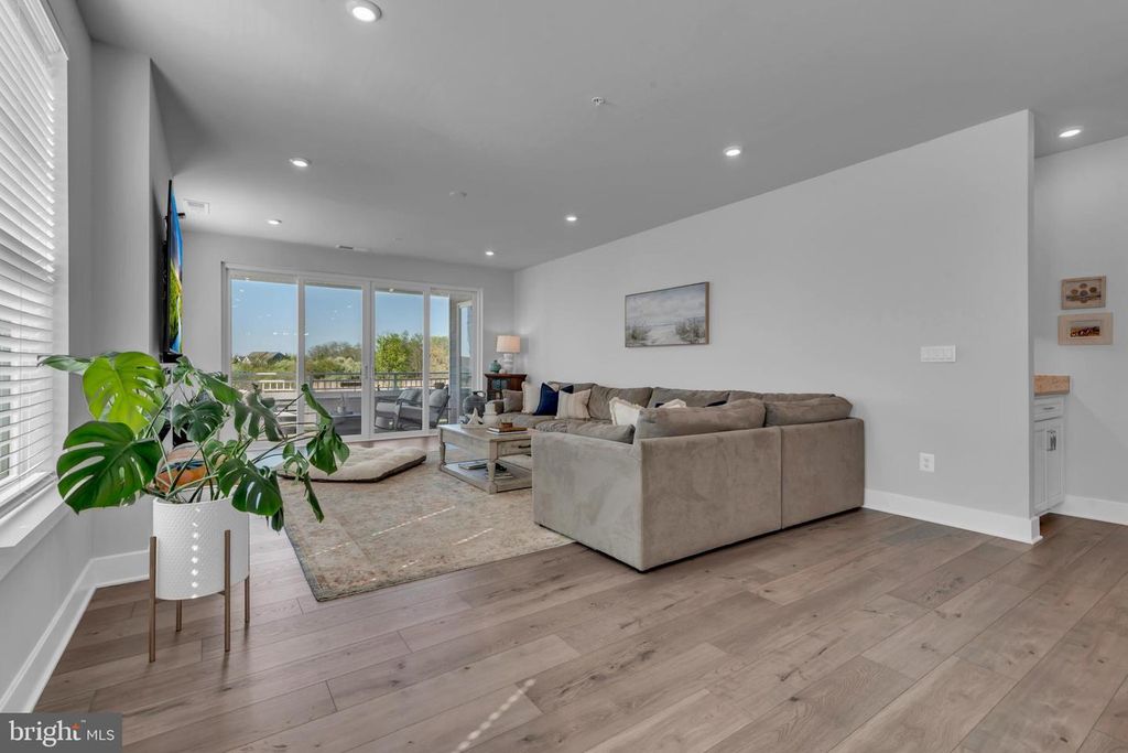 Image 10 of property listing at 111 MARSHGRASS WAY #21, Chester, MD 21619