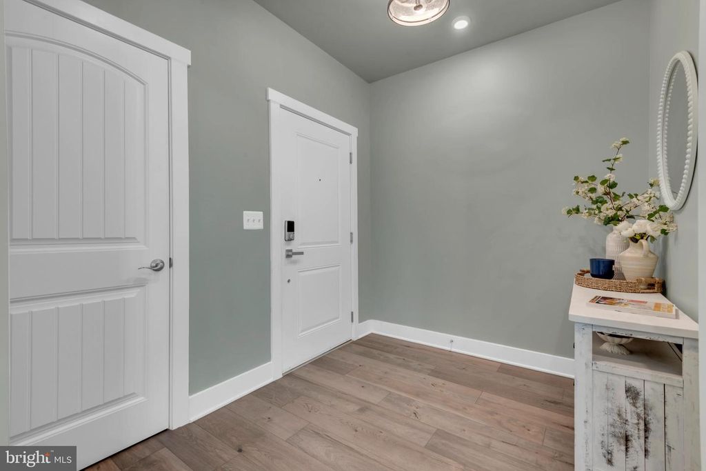 Image 4 of property listing at 111 MARSHGRASS WAY #21, Chester, MD 21619