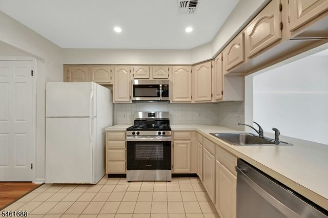 105 Quartz Ln, Paterson City, NJ 07501