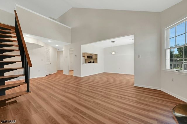 105 Quartz Ln, Paterson City, NJ 07501