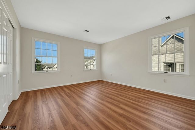 105 Quartz Ln, Paterson City, NJ 07501