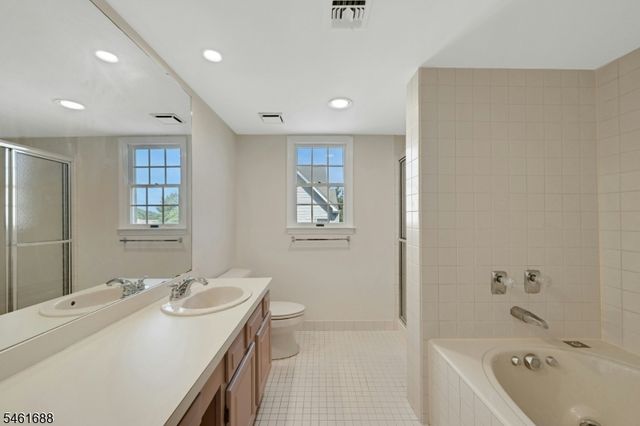 105 Quartz Ln, Paterson City, NJ 07501