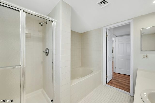 105 Quartz Ln, Paterson City, NJ 07501