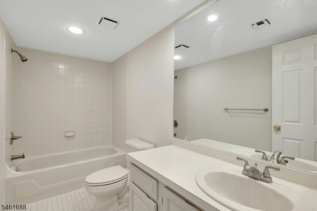 105 Quartz Ln, Paterson City, NJ 07501