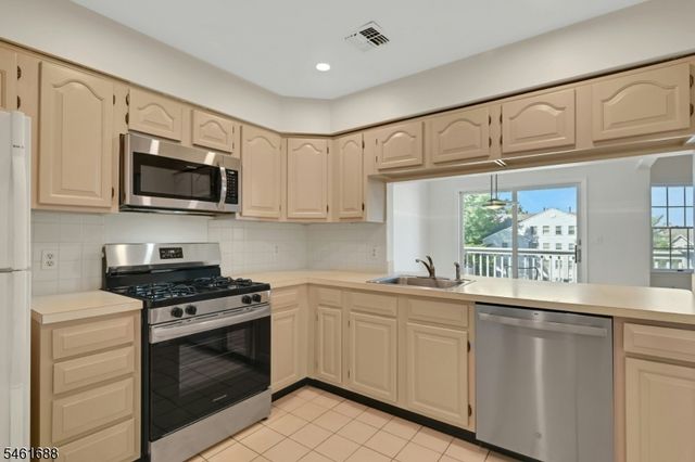 105 Quartz Ln, Paterson City, NJ 07501