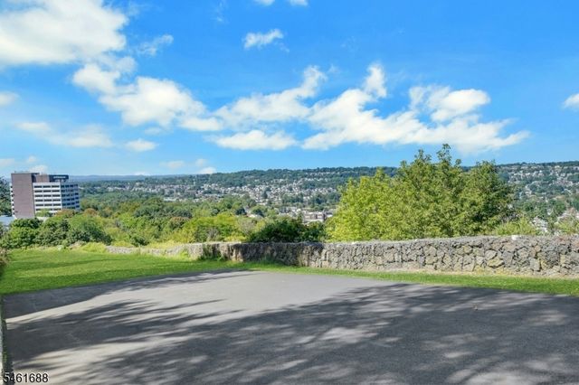 105 Quartz Ln, Paterson City, NJ 07501