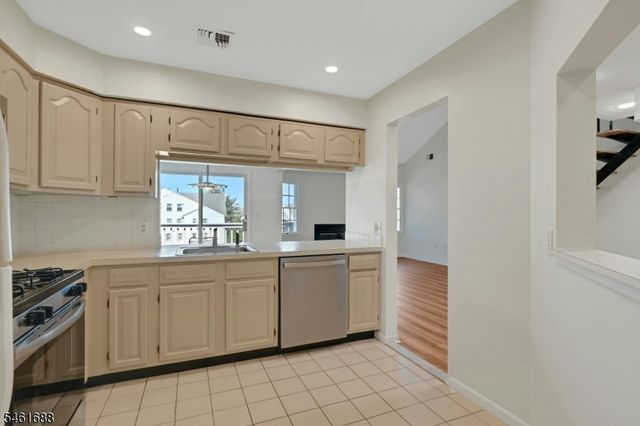 105 Quartz Ln, Paterson City, NJ 07501