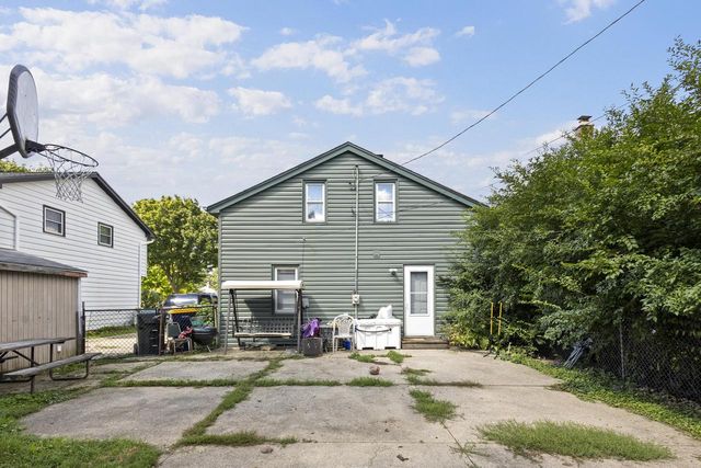 824 S 109th STREET, West Allis, WI 53214