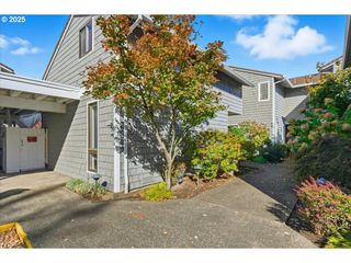 623 N Tomahawk Island Dr, Portland, OR 97217