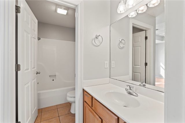 211 Ravenwood Boulevard, Siloam Springs, AR 72761