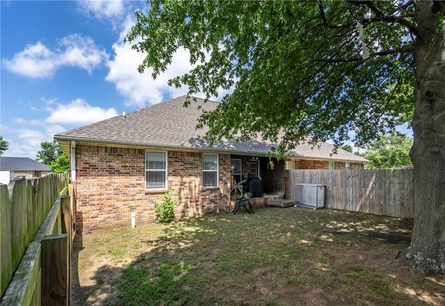 211 Ravenwood Boulevard, Siloam Springs, AR 72761