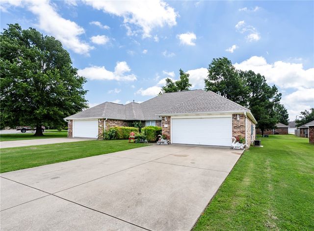 211 Ravenwood Boulevard, Siloam Springs, AR 72761